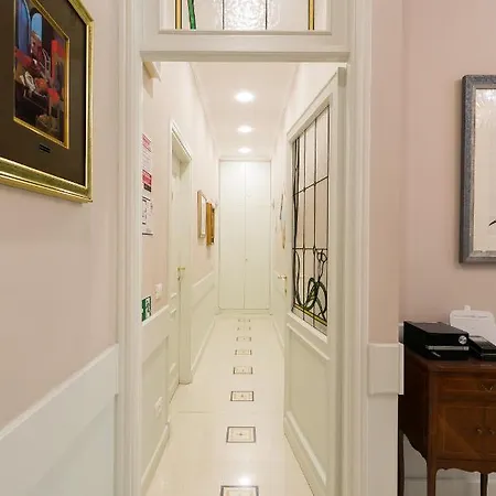 Queen Meg ゲストハウス ローマ